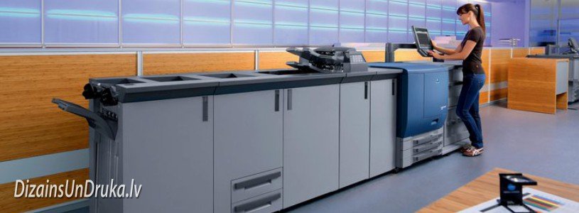 Dizains_un_Druka_digitala_druka-1 Woman operating a modern printing machine for prompt digital printing