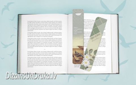 Dizains_un_druka_Gramatzimes_01-2 Открытая книга с текстом и двумя дизайнерскими закладками на светло-голубом фоне