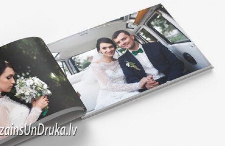 Atvērta kāzu fotogrāmata, kurā redzama līgava un jaunais pāris automašīnā