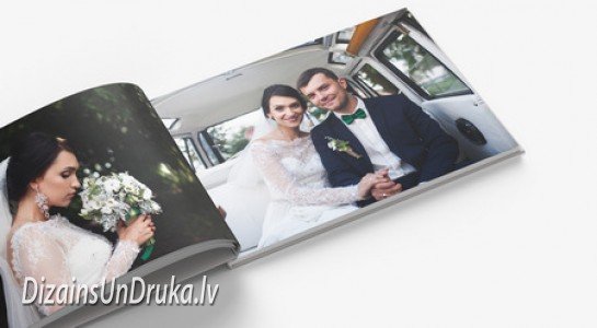 FotoAlbums_A4_3AA-1 Atvērta kāzu fotogrāmata, kurā redzama līgava un jaunais pāris automašīnā