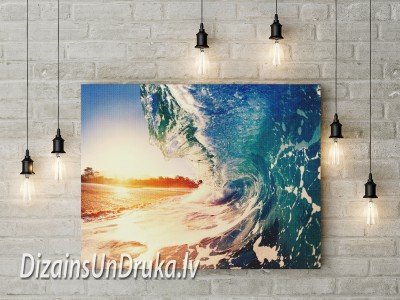 Kanvas-03-1 Canvas with an ocean wave and sunset motif on a light brick wall