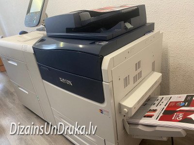WhatsApp-Image-2022-04-25-at-15.32.47-1 Аппарат Xerox в процессе цифровой печати с готовыми печатными материалами
