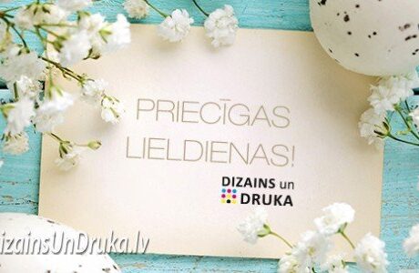 Apsveikuma kartīte ar uzrakstu Priecīgas Lieldienas, baltiem ziediem un raibām olām