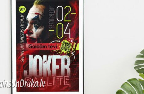 Lielformāta afiša ar Joker ballītes reklāmu un QR kodu pie sienas