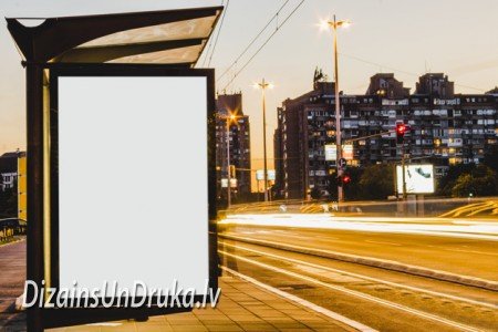 reklamas-poligrafija-2 Пустой рекламный плакат на городской остановке на фоне вечернего движения