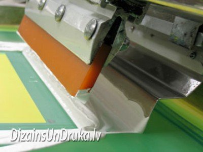 selkografija-1 Screen printing process with a squeegee applying white ink through the screen