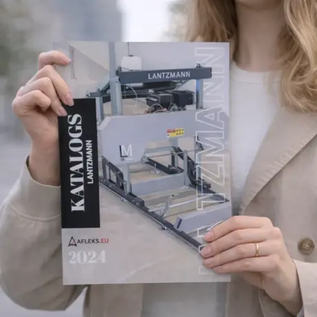 Sieviete tur rokās Lantzmann katalogu, kas demonstrē profesionālu brošūru izgatavošanu un druku