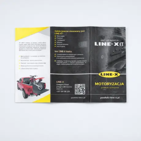 Atvērts trīsdaļīgs reklāmas buklets kā bukletu izgatavošanas un drukas paraugs