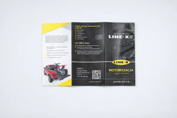 Atvērts trīsdaļīgs reklāmas buklets kā bukletu izgatavošanas un drukas paraugs