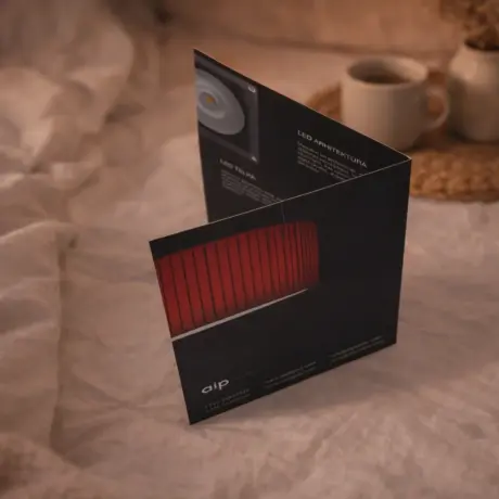 Melns salocīts buklets ar LED arhitektūras dizainu – bukletu drukas paraugs