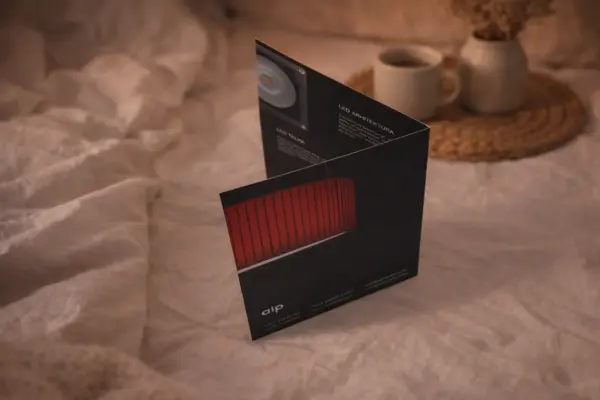 Melns salocīts buklets ar LED arhitektūras dizainu – bukletu drukas paraugs