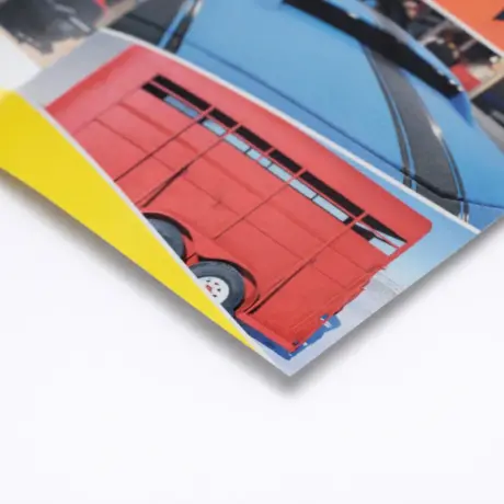 Salocīts buklets ar auto attēliem, kas demonstrē bukletu izgatavošanu un druku