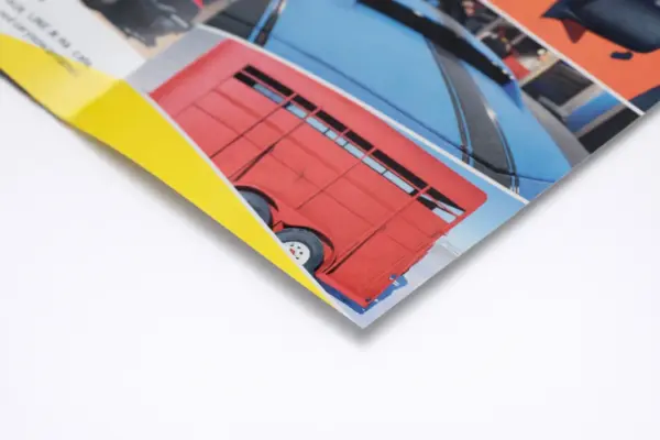 Salocīts buklets ar auto attēliem, kas demonstrē bukletu izgatavošanu un druku