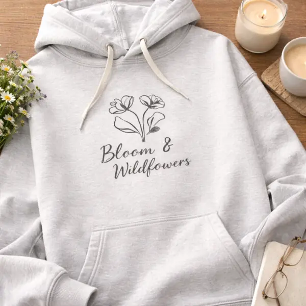 Gaiši pelēks kapuces džemperis ar ziedu apdruku un tekstu Bloom & Wildflowers
