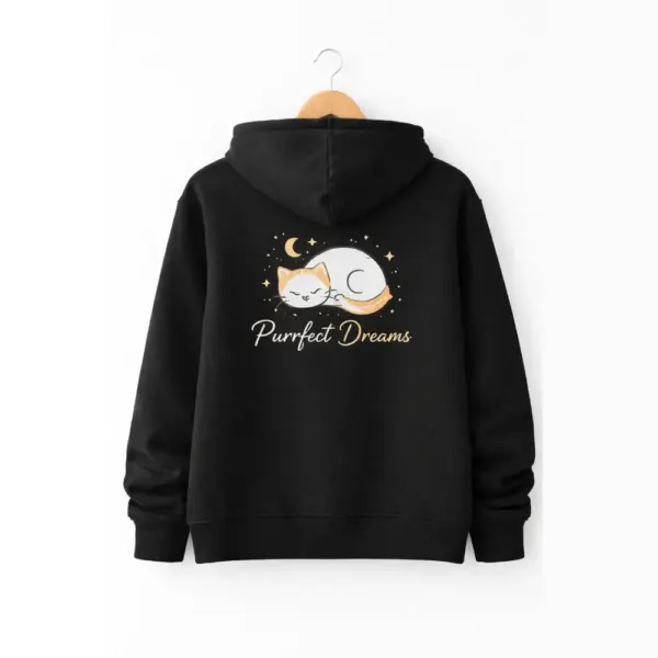Melns džemperis ar apdruku uz muguras, kur attēlots gulošs kaķis un teksts Purrfect Dreams