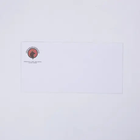 Balta aploksne ar Cēsu Gaļas Kombināta logotipu kā aplokšņu drukas paraugs