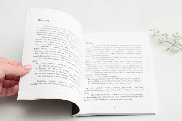 Открытая книга в мягкой обложке как образец изготовления и печати книг