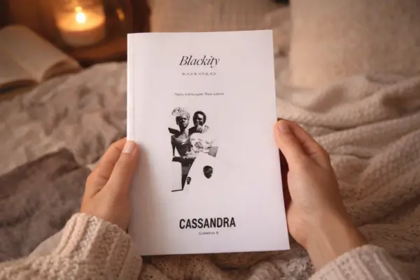 В руках белая книга в мягкой обложке, иллюстрация изготовления и печати книг