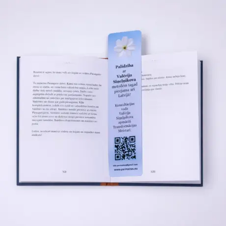 Образец для изготовления и печати закладок с QR-кодом в открытой книге