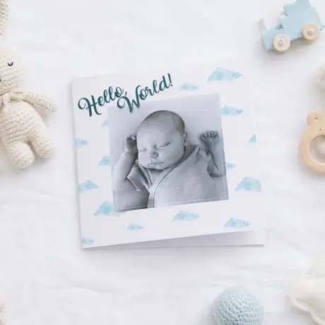 Apsveikuma kartīte jaundzimušajam ar mazuļa foto un tekstu Hello World