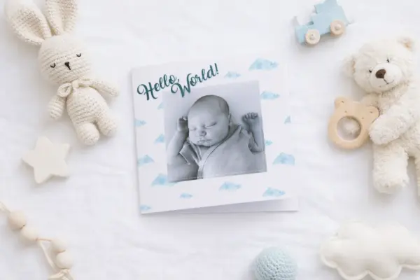 Apsveikuma kartīte jaundzimušajam ar mazuļa foto un tekstu Hello World