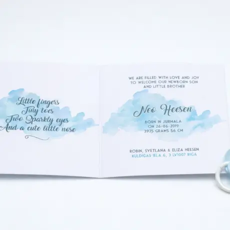 Individuāla dizaina apsveikuma kartīte jaundzimušajam ar zilu akvareli un mānekli
