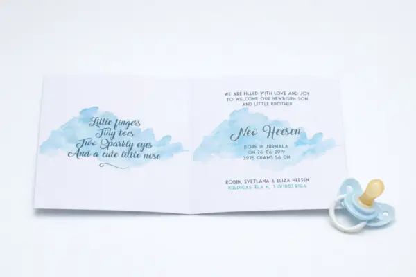 Individuāla dizaina apsveikuma kartīte jaundzimušajam ar zilu akvareli un mānekli