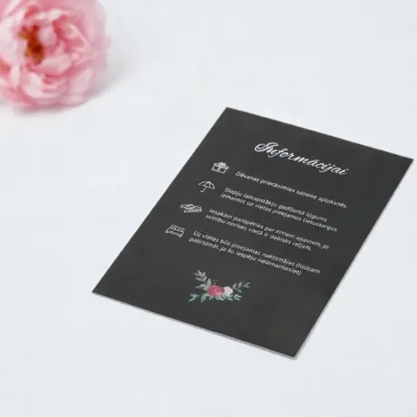 Melna kāzu ielūgumu informācijas kartīte ar baltu druku un ikonām