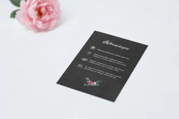 Melna kāzu ielūgumu informācijas kartīte ar baltu druku un ikonām