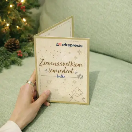 Ziemassvētku balles ielūgums ar zelta apdruku uz dizaina papīra