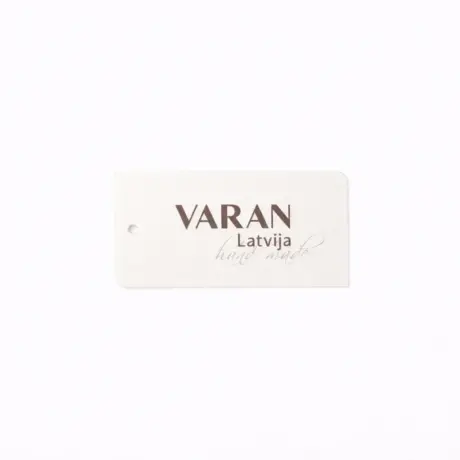 Balta kartona birka ar noapaļotiem stūriem un uzdruku VARAN Latvija