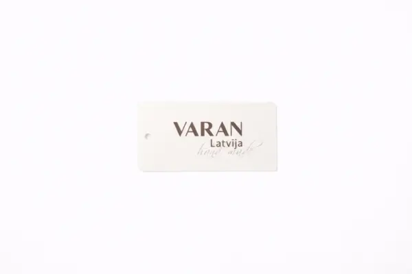 Balta kartona birka ar noapaļotiem stūriem un uzdruku VARAN Latvija