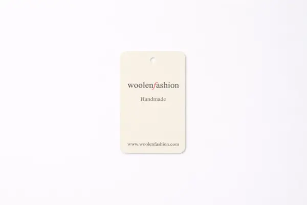 Gaiša kartona birka apģērbiem ar woolenfashion apdruku