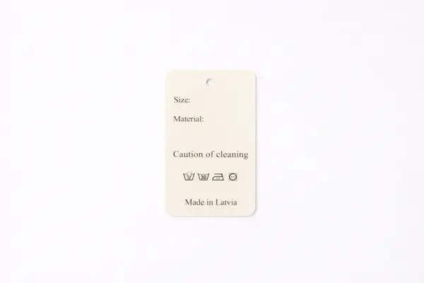 Apdrukāta kartona birka apģērbam ar kopšanas simboliem un Made in Latvia