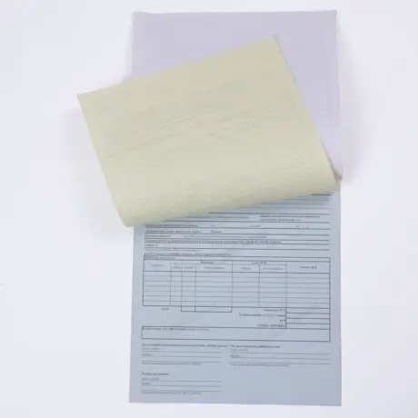 Paškopējošo veidlapu komplekts ar paceltu dzelteno lapu un pelēku kopiju