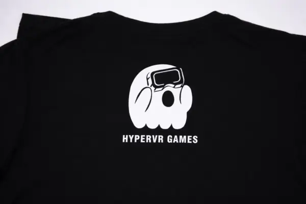 Melns T-krekls ar apdruku HyperVR Games un spoka logo