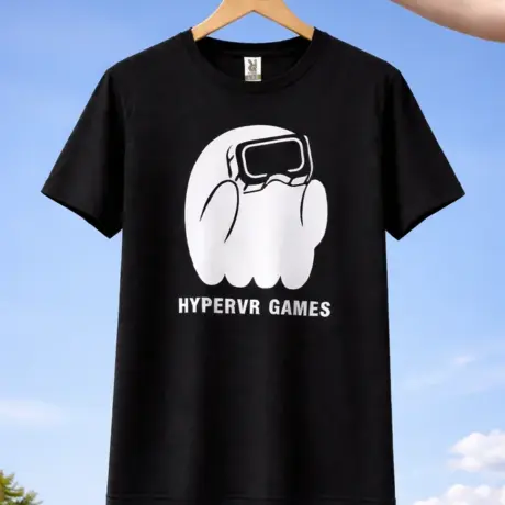 Melns T-krekls ar apdruku HyperVR Games un tēlu ar VR brillēm uz pakaramā