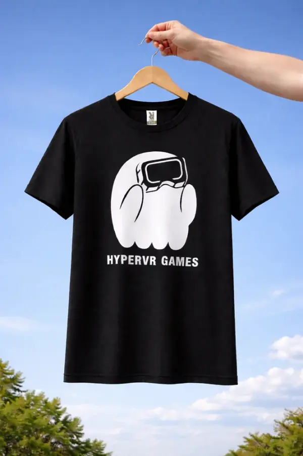 Melns T-krekls ar apdruku HyperVR Games un tēlu ar VR brillēm uz pakaramā