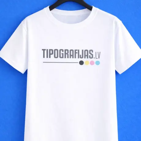 Balts T-krekls ar apdruku un Tipografijas.lv logotipu uz pakaramā