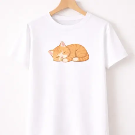 Balts T-krekls ar apdruku, kurā redzams guļošs oranžs kaķis