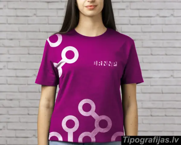 Violets T-krekls ar apdruku – balti ģeometriski apļi un logo