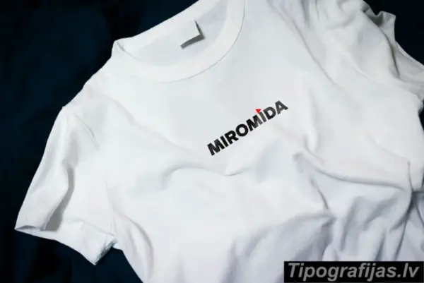 Balts T-krekls ar apdruku – Miromida logo ar sarkanu akcentu