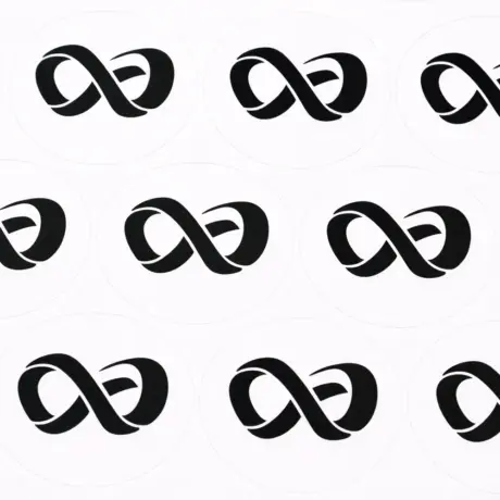 Овальные наклейки с черным символом бесконечности