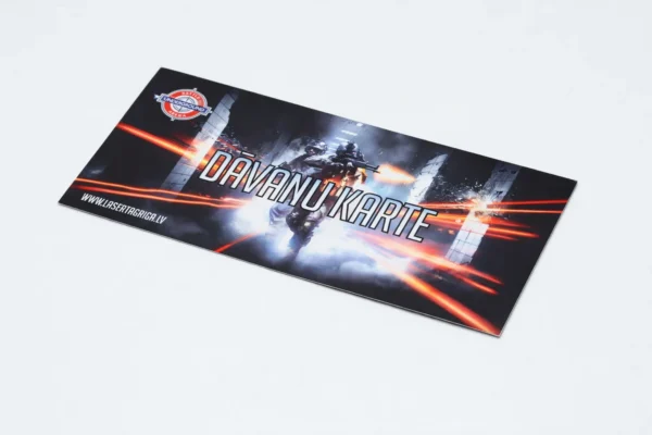 Dāvanu karte ar militāra stila dizainu, dāvanu karšu izgatavošana un druka