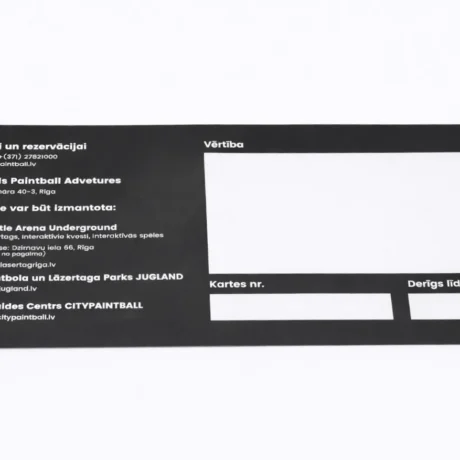 Melna drukāta dāvanu karte ar laukumiem vērtībai, kartes numuram un derīguma termiņam