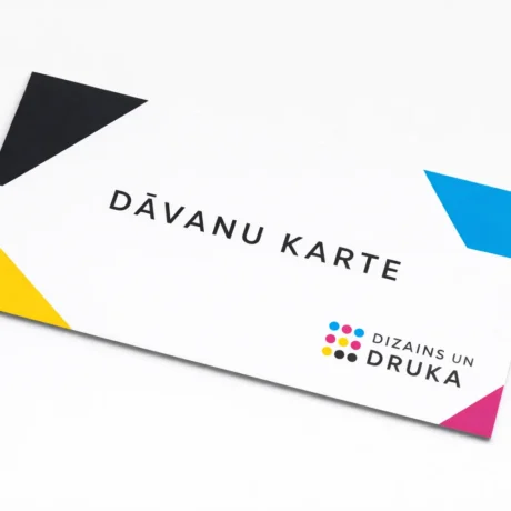 Balta dāvanu karte ar krāsainiem stūriem, dāvanu karšu izgatavošana un druka