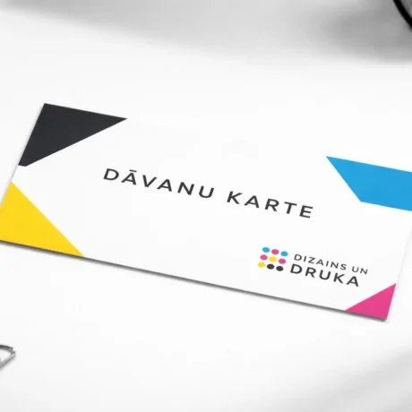 Balta dāvanu karte ar krāsainiem stūru akcentiem, dāvanu karšu izgatavošana un druka