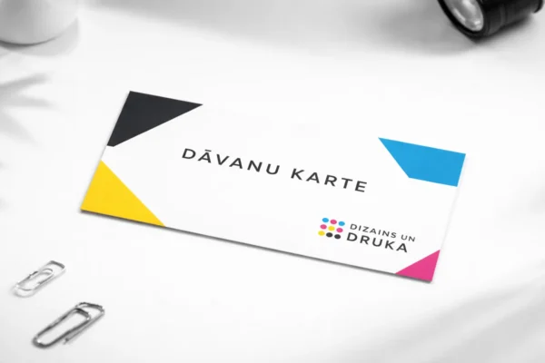 Balta dāvanu karte ar krāsainiem stūru akcentiem, dāvanu karšu izgatavošana un druka