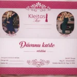 Rozā dāvanu karte ar sieviešu kleitu fotogrāfijām un drukātu vērtības lauku