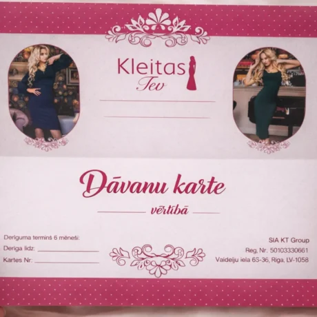 Rozā dāvanu karte ar sieviešu kleitu fotogrāfijām un drukātu vērtības lauku